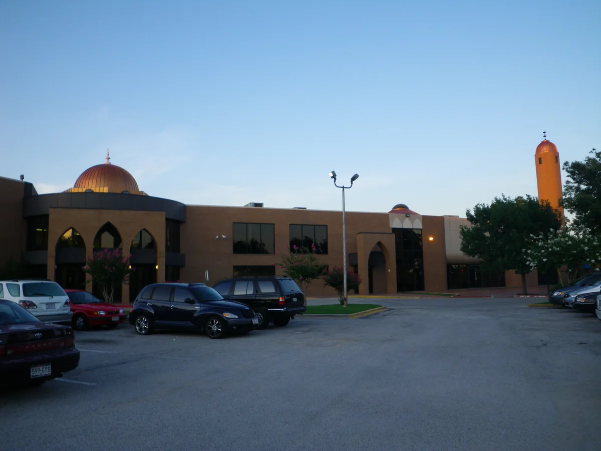 Dallas Central Mosque at the Islamic Association of North Texas in Richardson, with its dome and minaret.